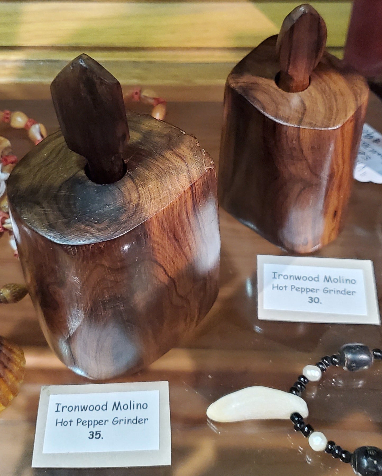 Hand-carved Ironwood Molino Hot Pepper Grinder ‚ Vintage Seri